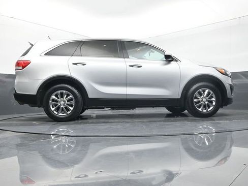 Used 2017 Kia Sorento L image 12
