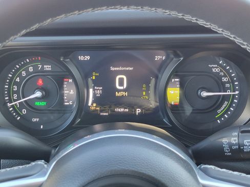 Used 2025 Jeep Wrangler Unlimited Sahara AWD/4WD image 9