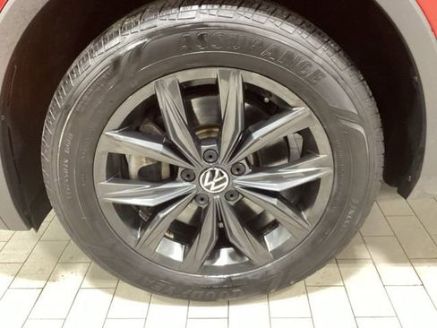 Certified 2024 Volkswagen Tiguan SE image 24