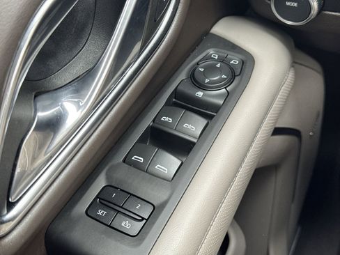 Used 2023 GMC Yukon XL SLT image 15