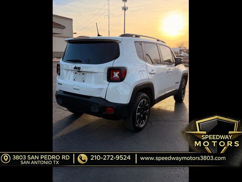 Used 2023 Jeep Renegade Latitude AWD/4WD image 9