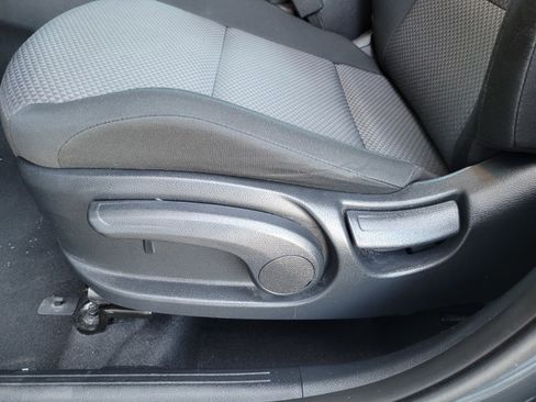 Used 2025 Kia Soul LX w/ LX Technology Package FWD image 11