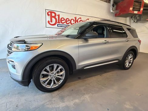 Used 2023 Ford Explorer XLT w/ Equipment Group 202A RWD image 2