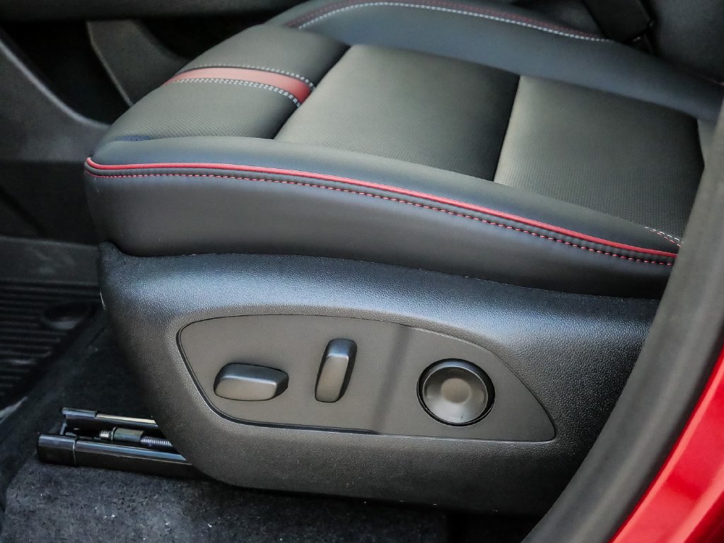 New 2027 Chevrolet Traverse RS w/ LPO, Floor Liner Package FWD image 32