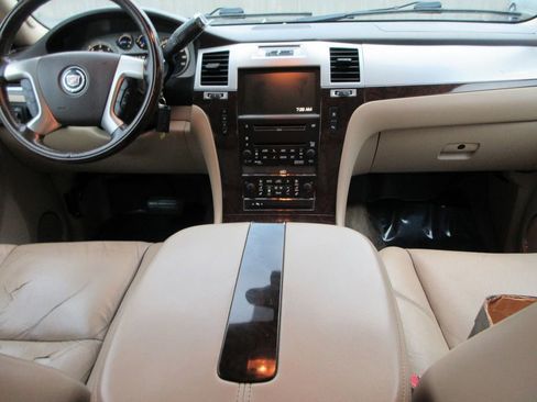 Used 2010 Cadillac Escalade Luxury AWD/4WD image 15
