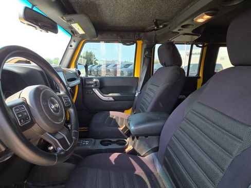 Used 2015 Jeep Wrangler Unlimited Rubicon w/ Connectivity Group AWD/4WD image 11