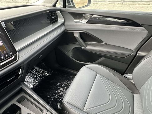 New 2025 Volkswagen Tiguan SE image 24