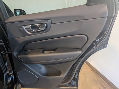 Used 2023 Volvo XC60 B5 Plus image 28