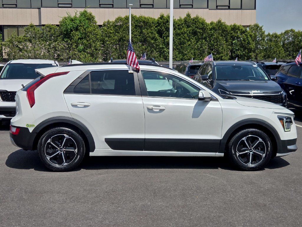 Used 2023 Kia Niro EX w/ EX Cold Weather Package FWD image 3