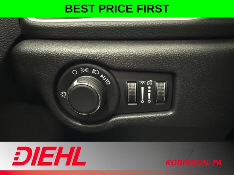 New 2027 Chrysler Pacifica Select w/ Family Tech Group FWD image 29