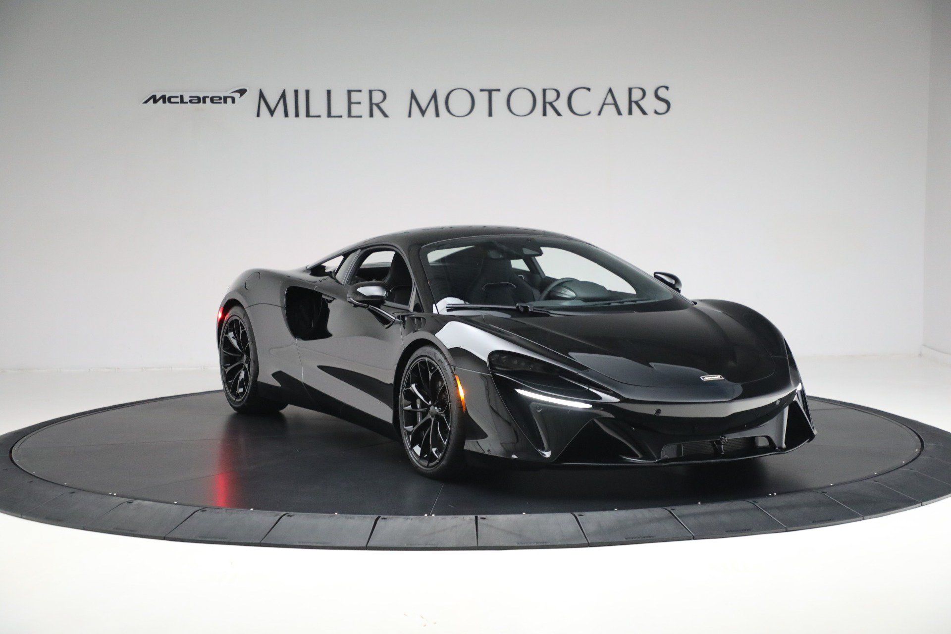 Used 2025 McLaren Artura RWD image 12