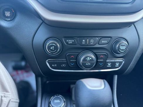 Certified 2017 Jeep Cherokee Latitude w/ Comfort/Convenience Group image 19