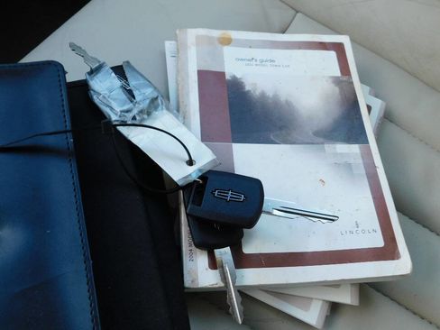 Used 2004 Lincoln Town Car Signature image 23