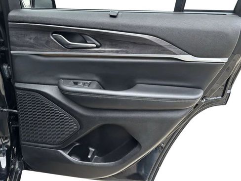 Used 2023 Jeep Grand Cherokee Limited w/ Luxury Tech Group II image 28