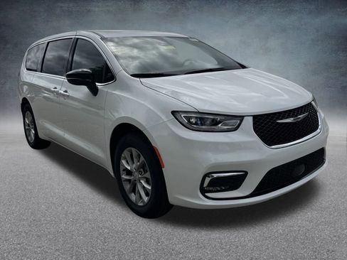 New 2026 Chrysler Pacifica Select image 2