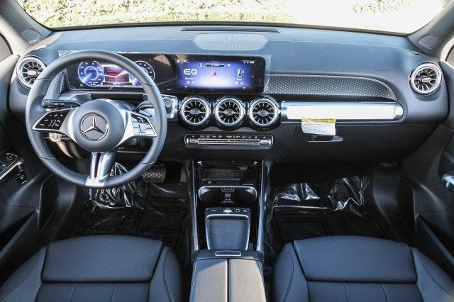 Used 2025 Mercedes-Benz EQB 300 4MATIC image 12