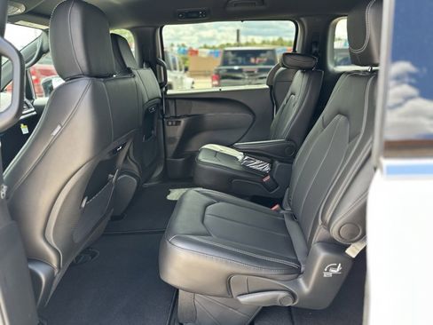 New 2025 Chrysler Pacifica Select image 26