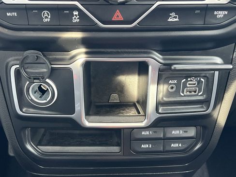 Used 2023 Jeep Gladiator Sport w/ Off Road Group image 6