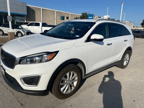 Used 2017 Kia Sorento FWD w/ LX Convenience Package image 2