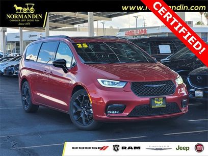 Certified 2025 Chrysler Pacifica Limited