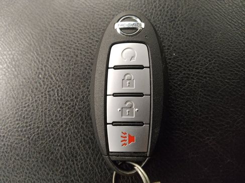 Used 2020 Nissan Pathfinder SV image 32