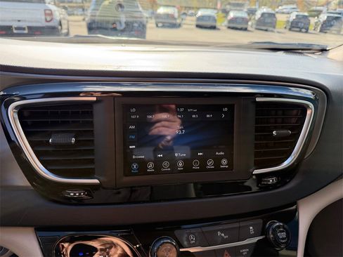 Used 2020 Chrysler Pacifica Touring-L w/ Tire & Wheel Group image 17