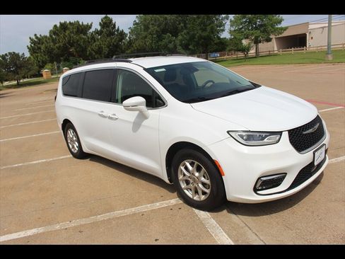 Used 2022 Chrysler Pacifica Touring-L FWD image 7
