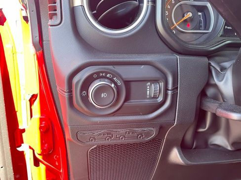 Used 2025 Jeep Wrangler Unlimited Sahara AWD/4WD image 13