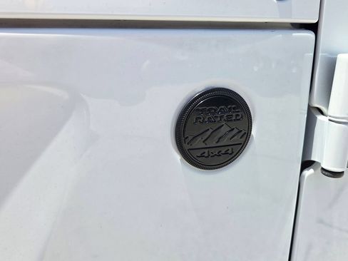 Used 2021 Jeep Gladiator Overland AWD/4WD image 14