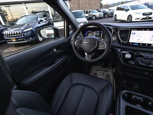 New 2026 Chrysler Pacifica Select FWD image 21