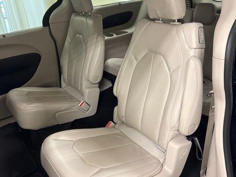 Used 2021 Chrysler Pacifica Touring-L FWD image 20