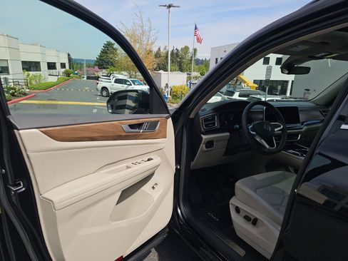 Used 2024 Volkswagen Atlas SE w/ Panoramic Sunroof Package AWD/4WD image 23