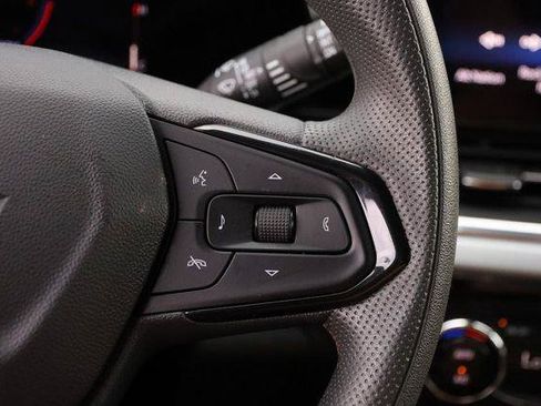 Used 2025 Chevrolet Trax LT FWD image 12