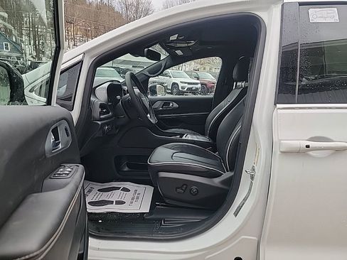 New 2026 Chrysler Pacifica Limited w/ Uconnect Theater Family Group image 6