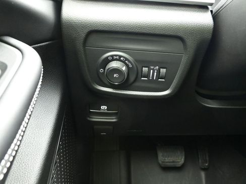 Used 2025 Jeep Grand Cherokee L Limited w/ Luxury Tech Group II image 18