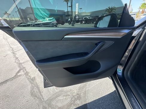 Used 2024 Tesla Model Y Long Range AWD/4WD image 23