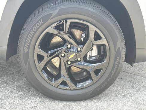Used 2025 Chevrolet Trax LT FWD image 12