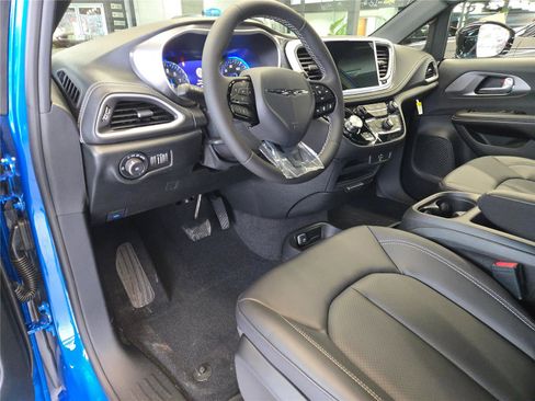 New 2026 Chrysler Pacifica Select w/ S Appearance Package image 16