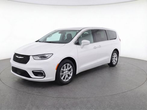 Used 2024 Chrysler Pacifica Touring-L image 3