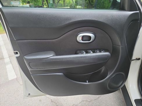 Used 2019 Kia Soul + image 12