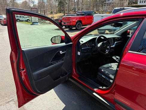 Used 2022 Kia Niro EX w/ Cold Weather Package image 9