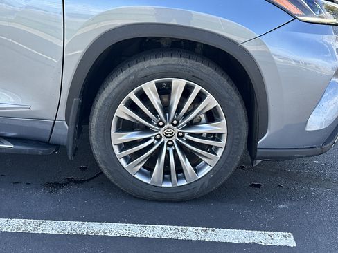 Certified 2022 Toyota Highlander Platinum image 11