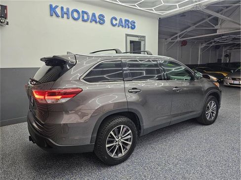 Used 2019 Toyota Highlander XLE FWD image 6