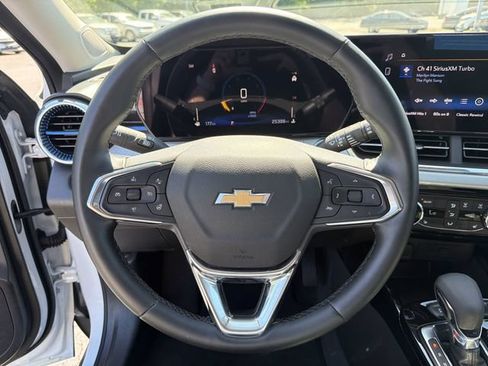 Certified 2025 Chevrolet Trax LT w/ LT Convenience Package FWD image 28