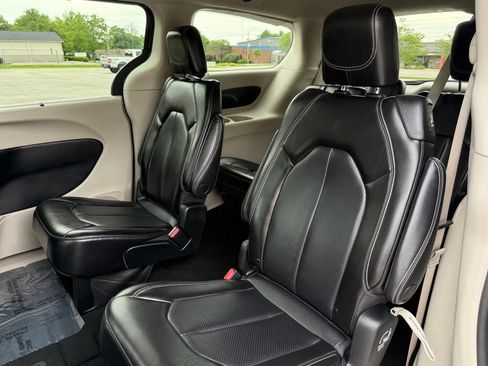 Used 2023 Chrysler Pacifica Touring-L FWD image 17