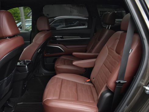 Used 2025 Kia Telluride SX Prestige AWD/4WD image 17