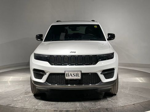 Used 2023 Jeep Grand Cherokee Altitude image 9