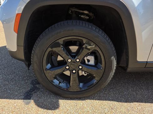 Used 2025 Jeep Grand Cherokee Limited w/ Black Appearance Package RWD image 31