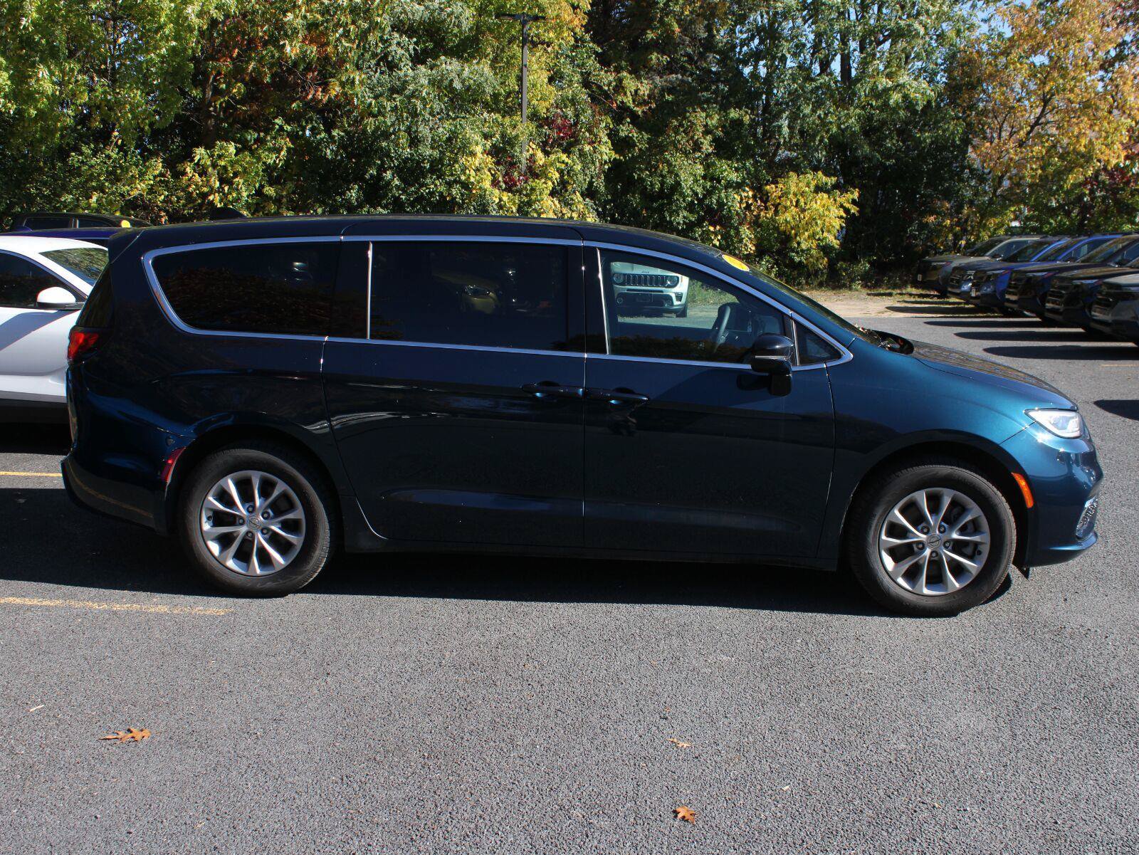 Used 2025 Chrysler Pacifica Select AWD/4WD image 4