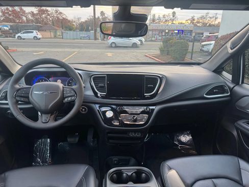 Used 2023 Chrysler Pacifica Touring-L w/ S Appearance Package FWD image 20